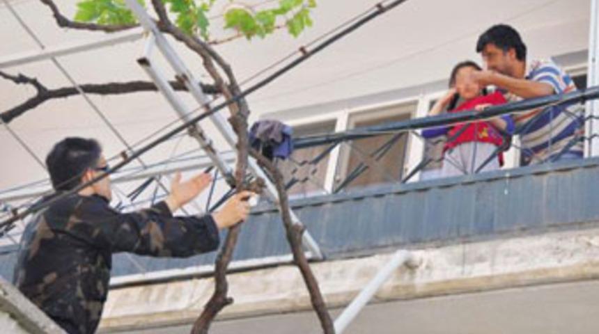 Kızının boğazına bı&ccedil;ak dayadı