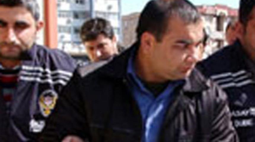 Kurbanının şapkasını giyince yakalandı