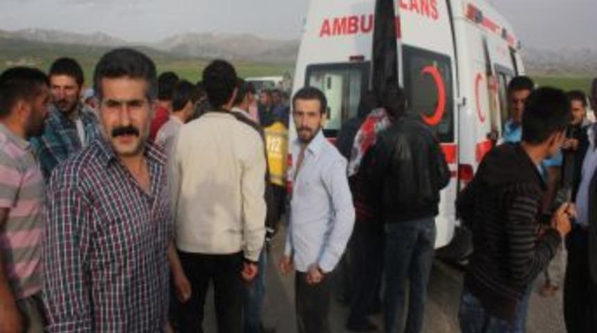 Yüksekova'da Trafik Kazası, 3 Yaralı