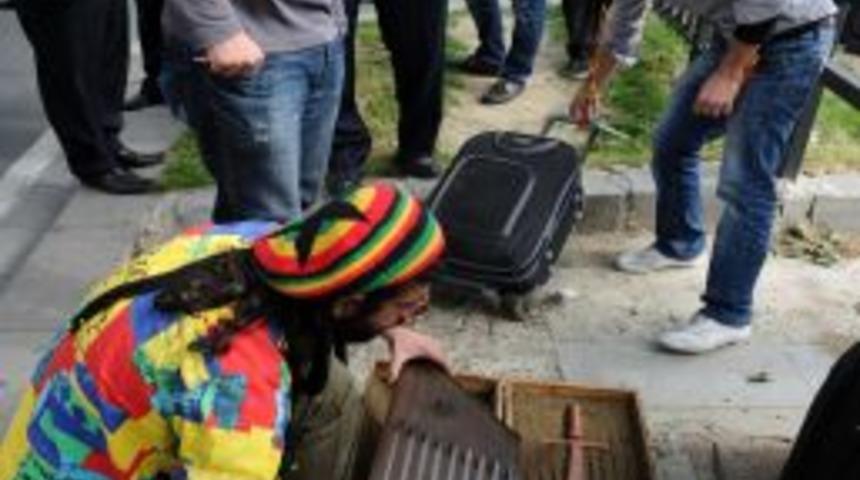 Tiyatrocuların bavulundan &ccedil;ıkan kılı&ccedil;, polisi şaşırttı