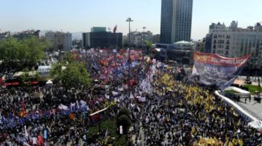 İş&ccedil;iler, Taksim&rsquo;e karanfillerle y&uuml;r&uuml;yor