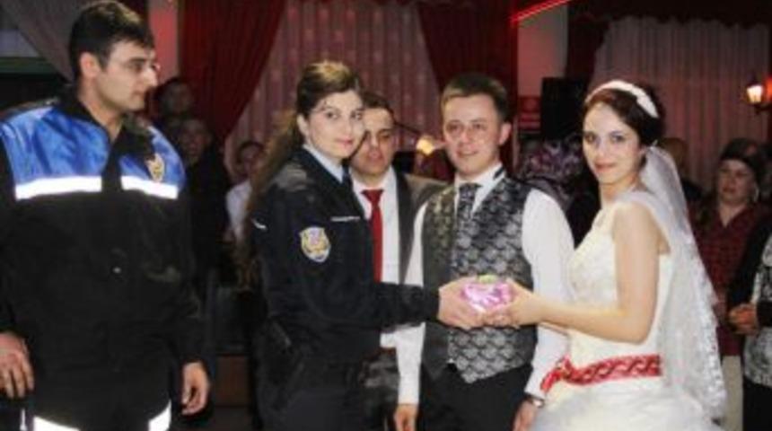 Polisten gelin ve damada ilgin&ccedil; hediye