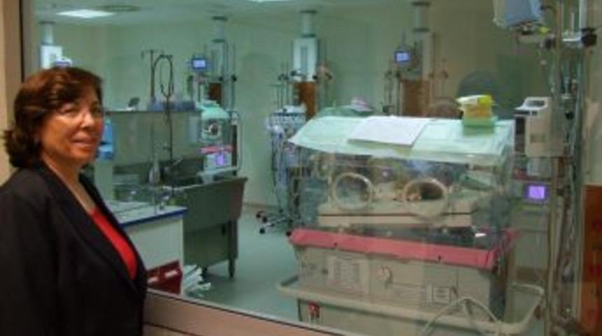 Ak Parti'li Bayan Vekil &Ccedil;i&ccedil;eği Burnunda Anneleri Ziyaret Etti