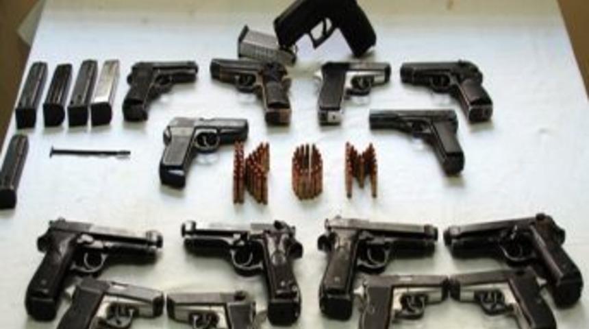 Bebek kundağında 15 adet tabanca ele ge&ccedil;irildi