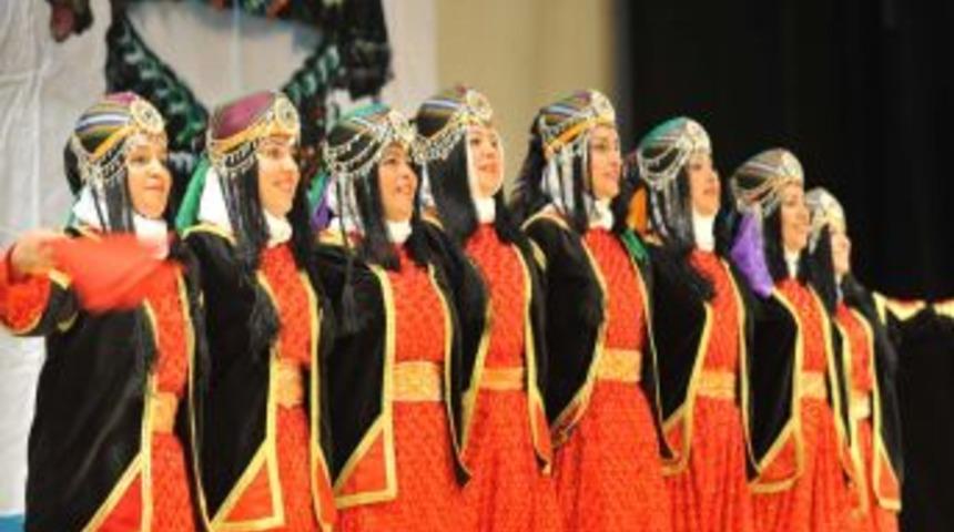 Halk oyunları yarışması &ccedil;ekişmeli ge&ccedil;ti