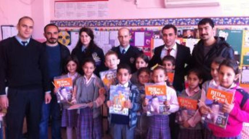 Polis kitap ve kırtasiye malzemesi dağıttı