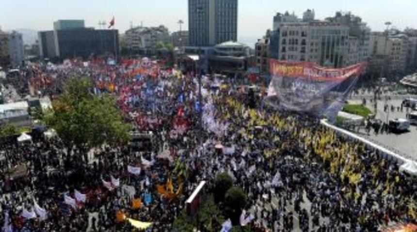 İş&ccedil;iler Taksim Meydanı'nı dolduruyor