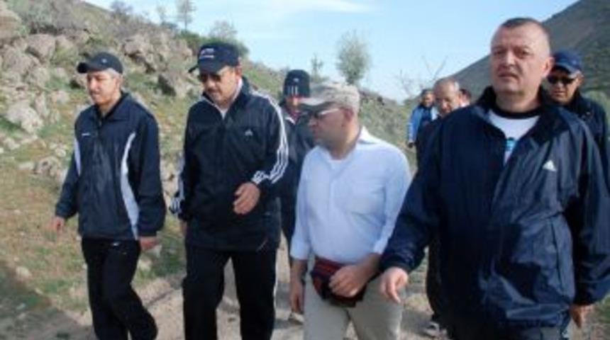 Başkan &Ouml;zhaseki sabah y&uuml;r&uuml;y&uuml;ş&uuml;n&uuml;n ardından yatırımları inceledi