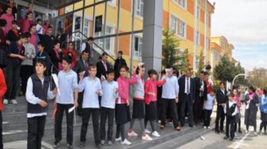 Minikler kağıt u&ccedil;aklarını yarıştırdı