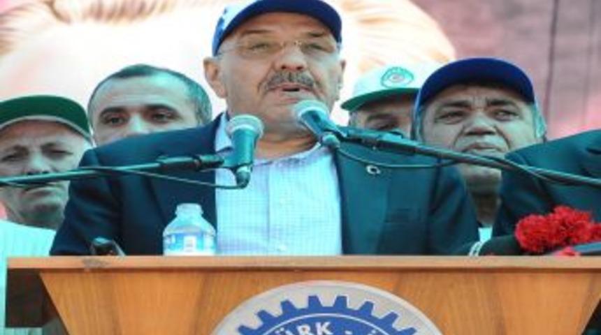 T&uuml;rk-İş Başkanı Kumlu: Anayasa değiştirilerek 12 Eyl&uuml;l&rsquo;&uuml;n t&uuml;m izleri silinsin