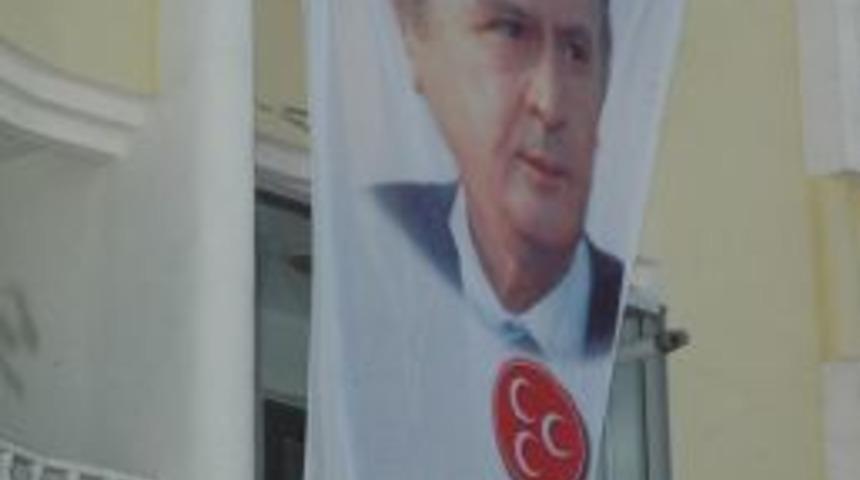 MHP'liler ile BDP'liler pankart y&uuml;z&uuml;nden tartıştı