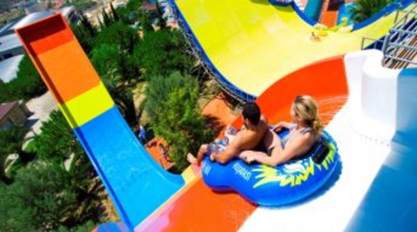 Kuşadası'nda Sulu Eğlence Başladı