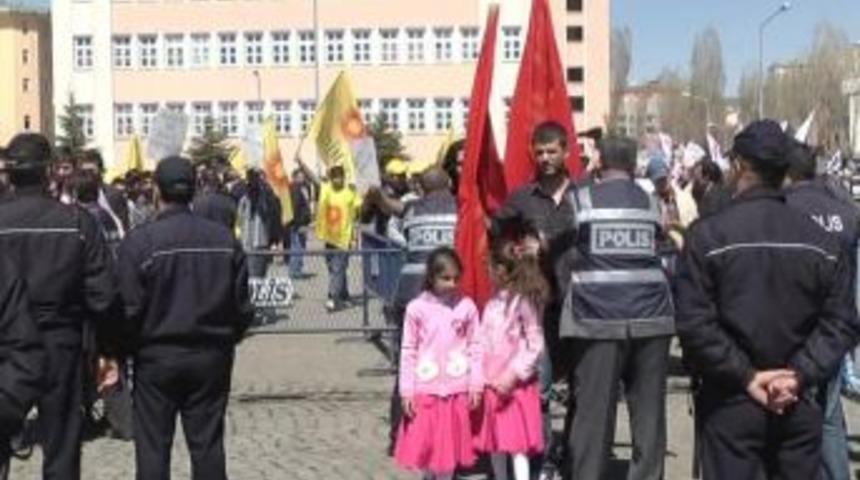 Kars&rsquo;ta 1 Mayıs&rsquo;ta &ccedil;ocuklar meydanlarda