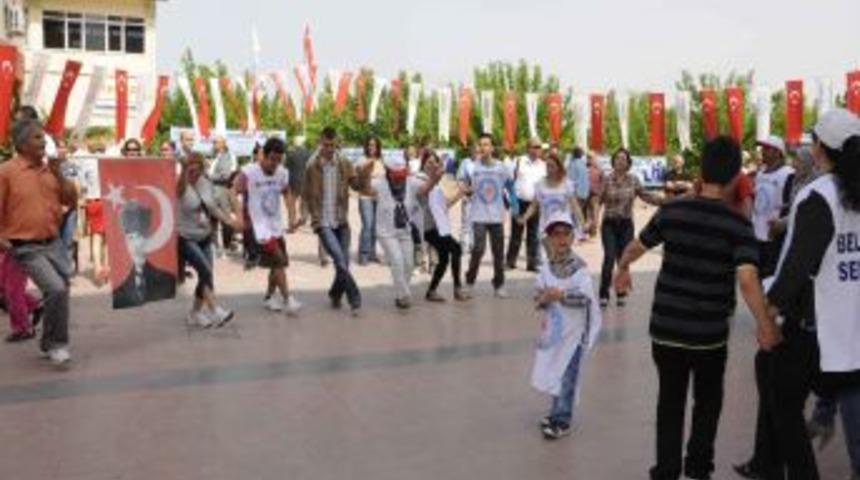 Kuşadası'nda Renkli 1 Mayıs Kutlaması