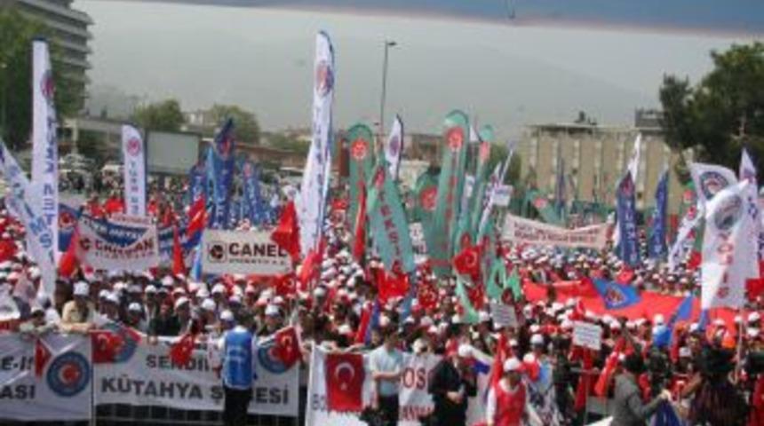 T&uuml;rk-İş ve T&uuml;rkiye Kamu-Sen&rsquo;in Bursa&rsquo;daki kutlamaları sona erdi