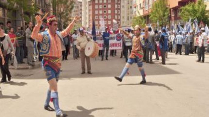 Eskişehir&rsquo;de 1 Mayıs zeybeklerle kutlanıyor