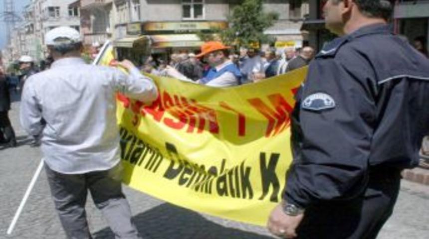 El işi &ouml;rg&uuml; dokuyan yaşlı kadın 1 Mayıs'a destek verdi