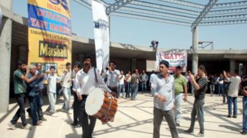 İnşaat iş&ccedil;ileri 1 Mayıs'ı şantiyede kutladı