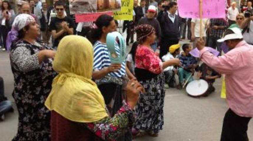 Samsun'da 1 Mayıs kutlamalarına Romanlar renk kattı