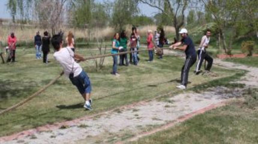 T&uuml;rk d&uuml;nyasının &ouml;ğrencileri bahar pikniğinde buluştu