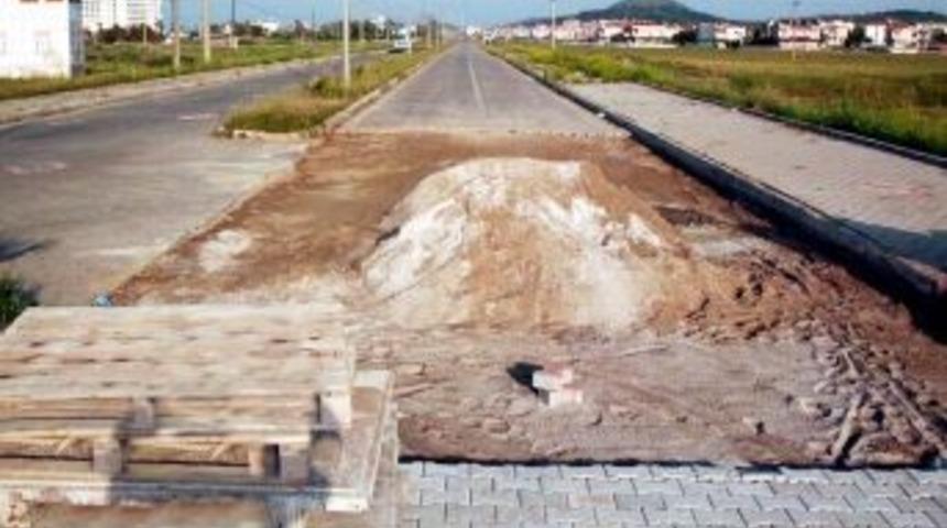 Kış Mevsiminin Bozduğu Yolları K&uuml;&ccedil;&uuml;kk&ouml;y Belediyesi Onarıyor