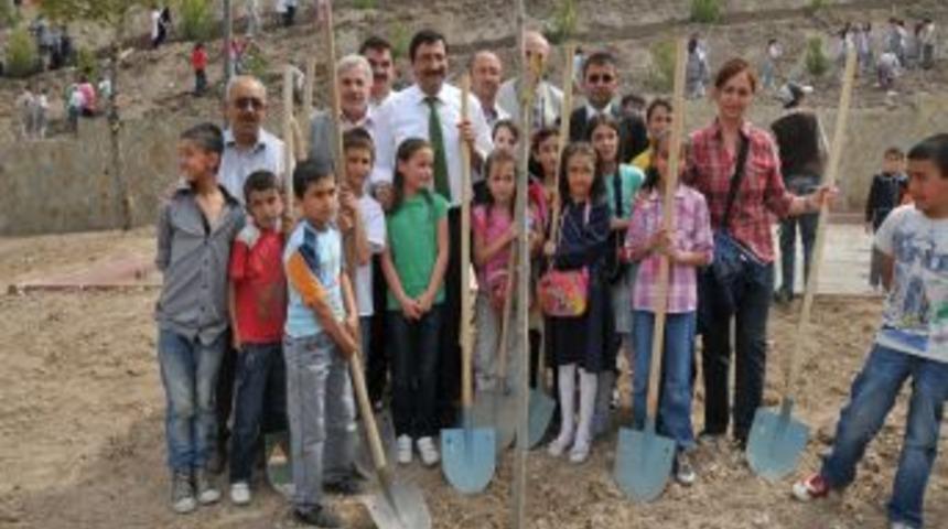 Ke&ccedil;i&ouml;ren'de Osman Gazi Parkı ağa&ccedil;landırıldı