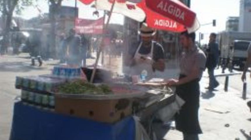 1 Mayıs seyyar satıcıların da bayramı oldu