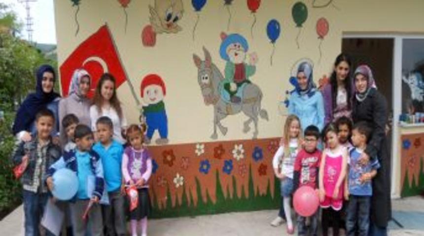 &Uuml;niversiteliler derste yaptıkları oyuncakları miniklere hediye etti