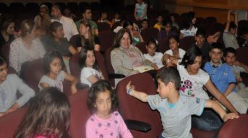 Siirt Valisi &Ccedil;olak'ın eşi G&uuml;ls&uuml;m &Ccedil;olak'tan yuva &ccedil;ocuklarına sinema keyfi