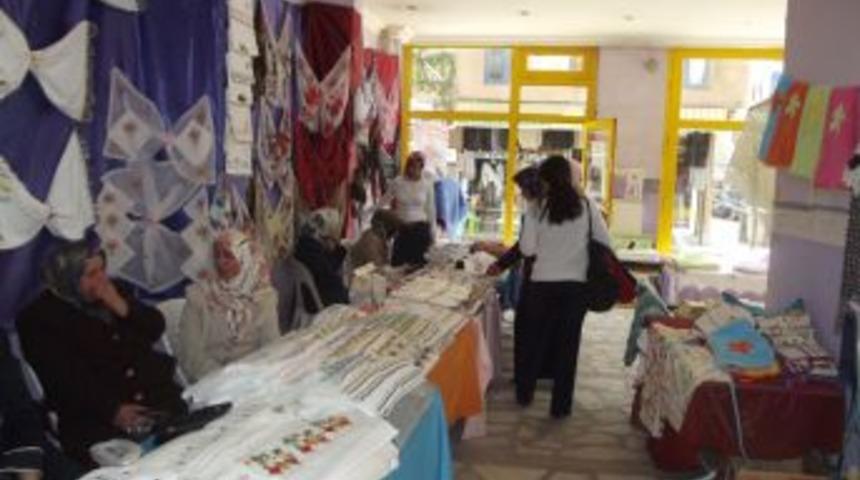 Eğitim g&ouml;n&uuml;ll&uuml;s&uuml; bayanlardan kermes