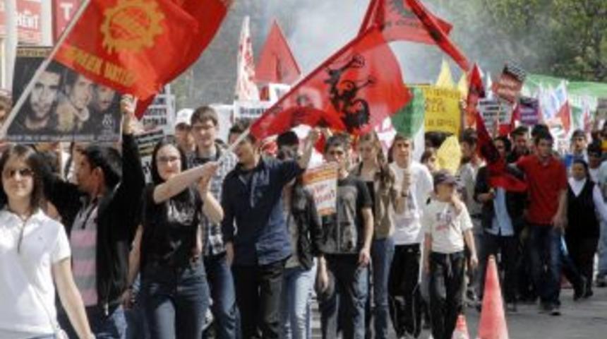 1 Mayıs kutlamalarında &ldquo;YGS mağduru ruhuna Fatiha&rdquo; yazılı tabut taşındı