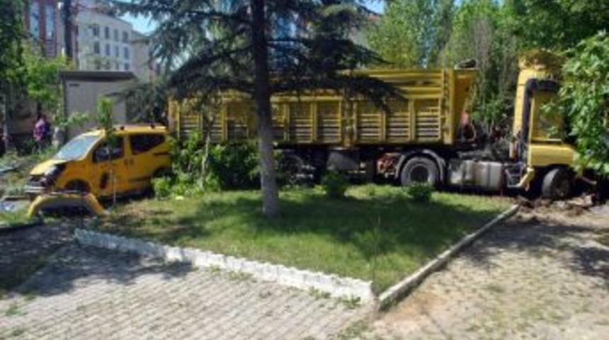 3 Araca &Ccedil;arpan Tır, &Ccedil;ay Bah&ccedil;esine Girdi