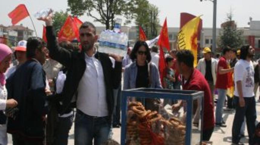 Bazıları Bayram'da Bazıları Ekmek Kavgasında