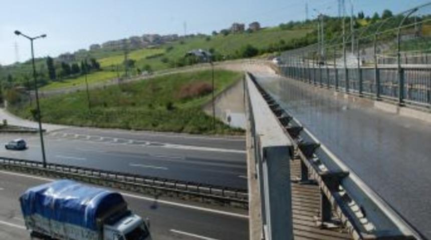 Boru patladı, yolu su kapladı