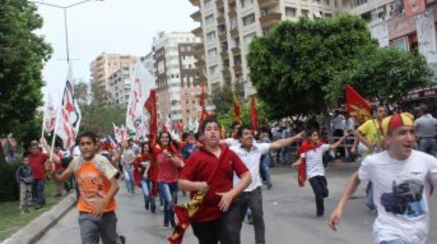 Adana&rsquo;daki 1 Mayıs kutlamalarında polis provokatif eyleme izin vermedi
