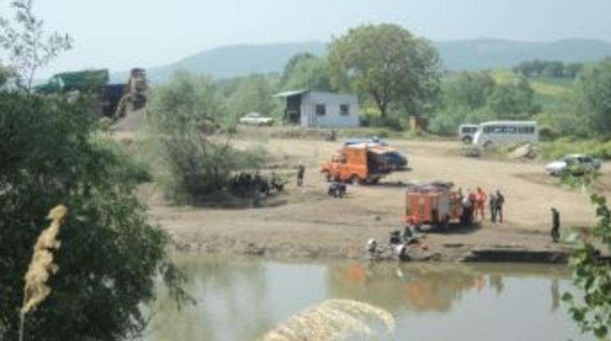 Cep telefonuyla konuşurken trakt&ouml;rle dereye u&ccedil;tu