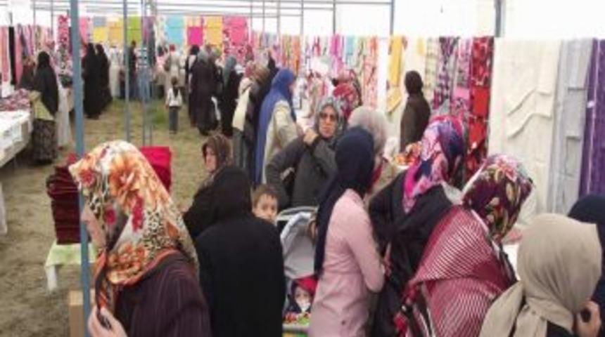 Yoksul &ouml;ğrenciler yararına kermes d&uuml;zenlendi