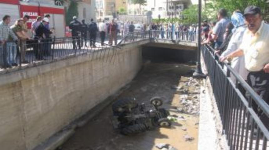 Trakt&ouml;r Dereye U&ccedil;tu: 1 Yaralı