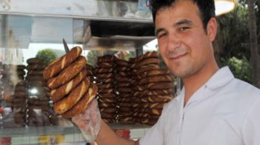 1 Mayıs'ta 'fazla satarım' diye aldığı simitleri elinde kaldı