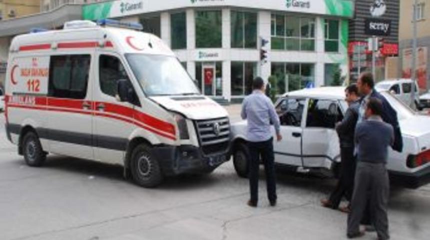 Hasta Taşıyan Ambulans Kaza Yaptı