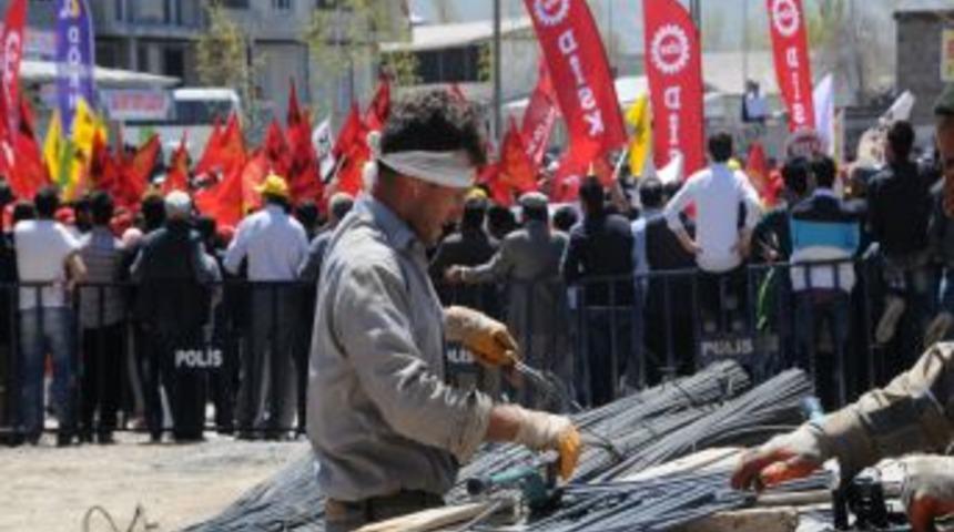 Yanı başlarındaki kutlamaya aldırış etmeden &ccedil;alışmaya devam ettiler