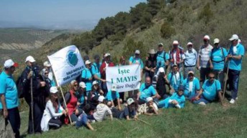 Kırıkkaleli Dağcılar, 1 Mayıs'ı 1555 Rakımlı K&uuml;re Dağında Kutladı