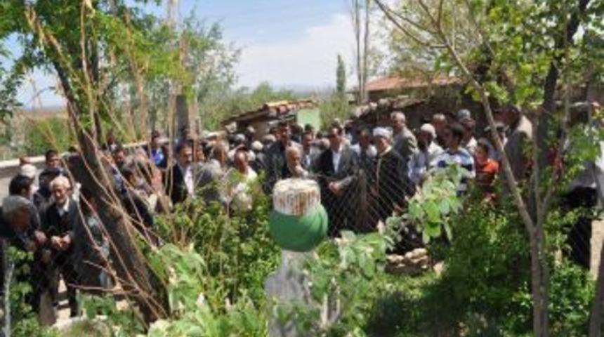 &Ccedil;ift&ccedil;iler t&uuml;rbeleri gezerek yağmur duası etti