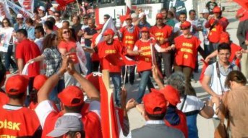 Burhaniye'de 1 Mayıs'a İki Ayrı Kutlama