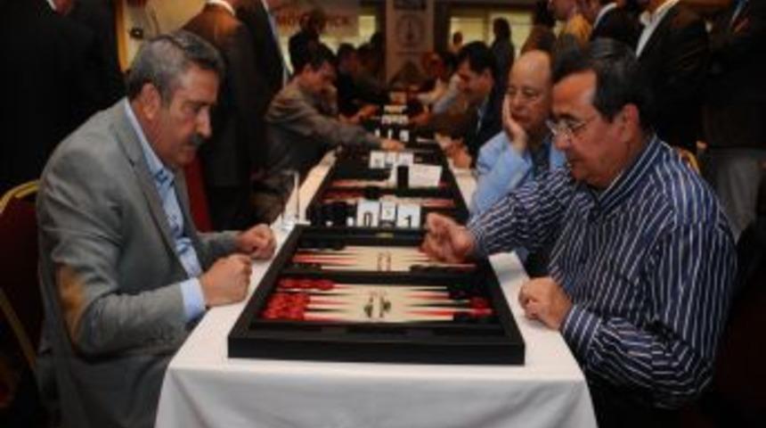 İş ve siyaset d&uuml;nyasından isimler tavla turnuvasında buluştu