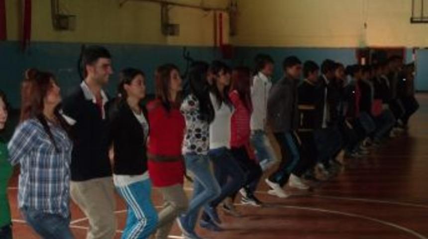 Vanlı Folklorcular Yarışmaya Hazırlanıyor