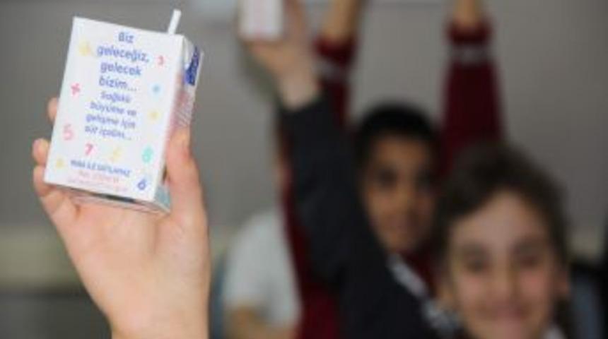 Okul S&uuml;t&uuml; &Ouml;ğrencileri Asitli İ&ccedil;eceklerden Uzak Tutacak