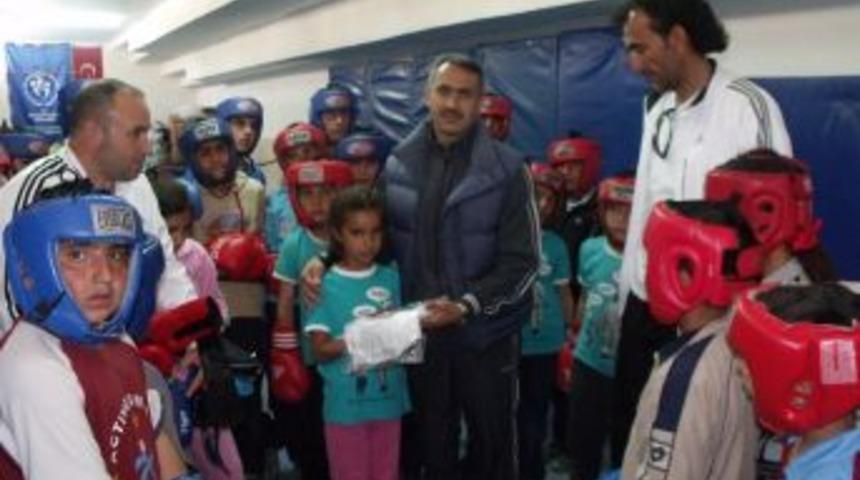 Aslan Sinir'den Sporculara Malzeme Desteği