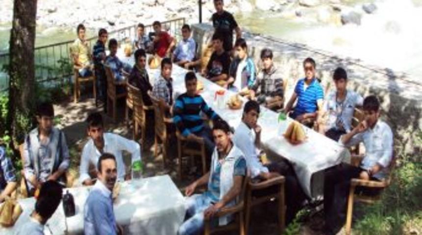 Vanlı öğrenciler Ayder Yaylası'na çıktı