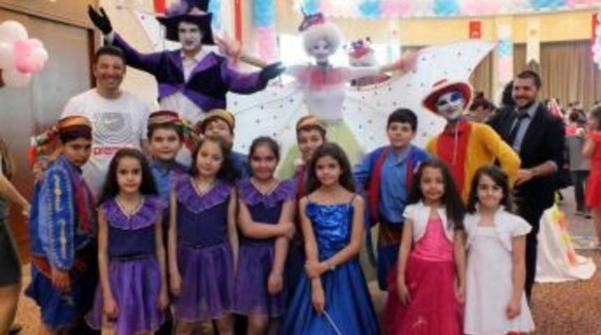 İlgin&ccedil; Kost&uuml;mleriyle Baloya Renk Kattılar